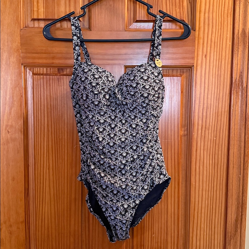Nip Tuck One Piece Swim Size 6/8